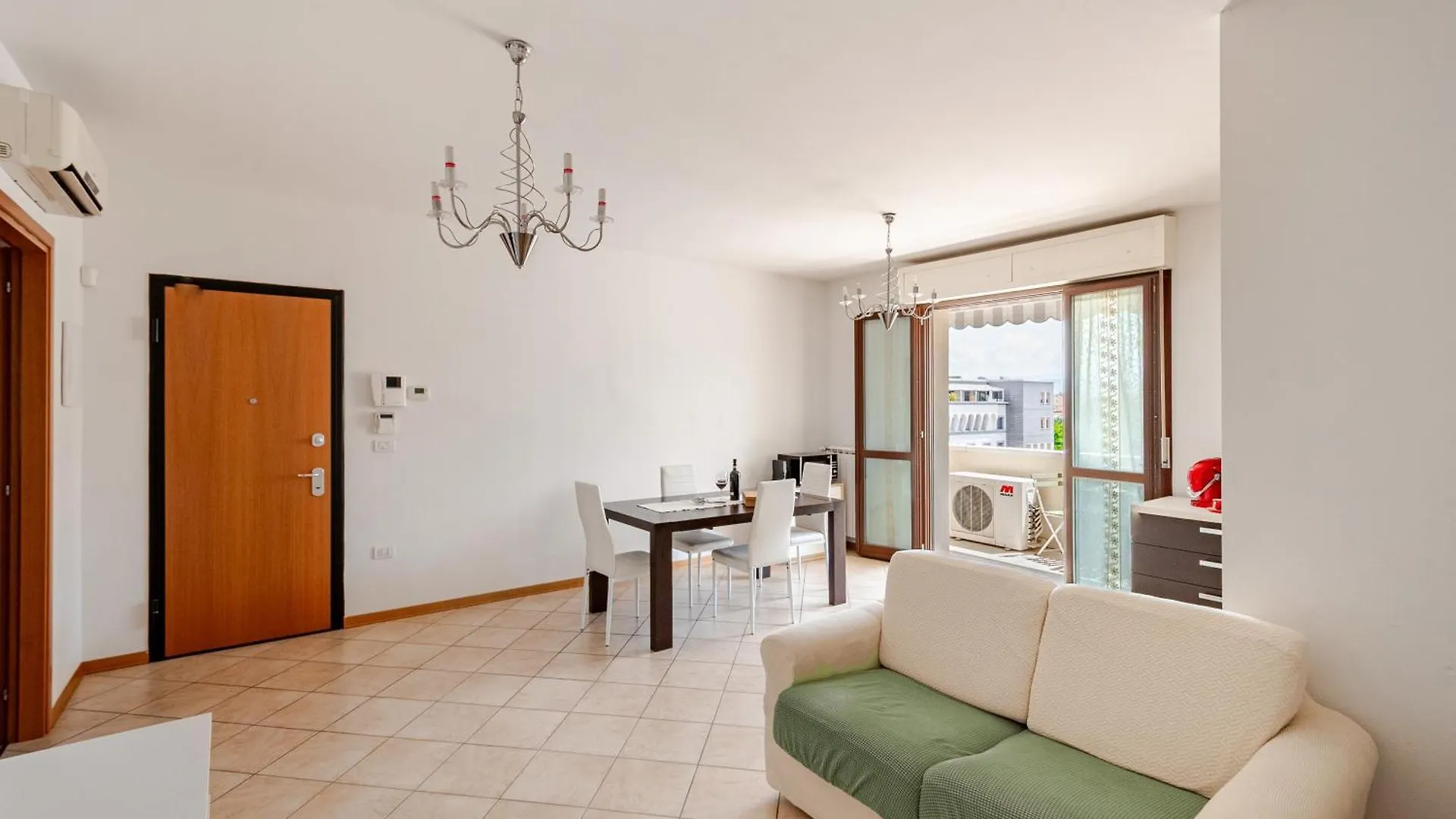 Spacious & Bright & Parking & Comfortable, Apartment In Florence With Private Parking Garage - 2 Bedrooms & 2 Bathrooms - Just Few Minutes Walking From Historic Center