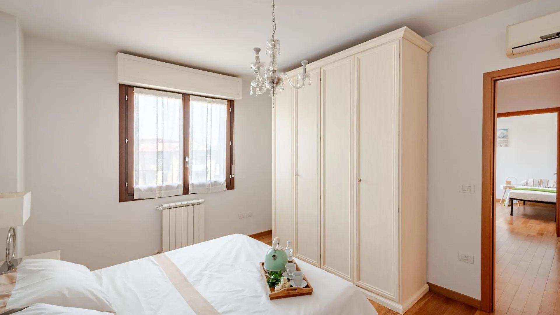 Spacious & Bright & Parking & Comfortable, Apartment In Florence With Private Parking Garage - 2 Bedrooms & 2 Bathrooms - Just Few Minutes Walking From Historic Center