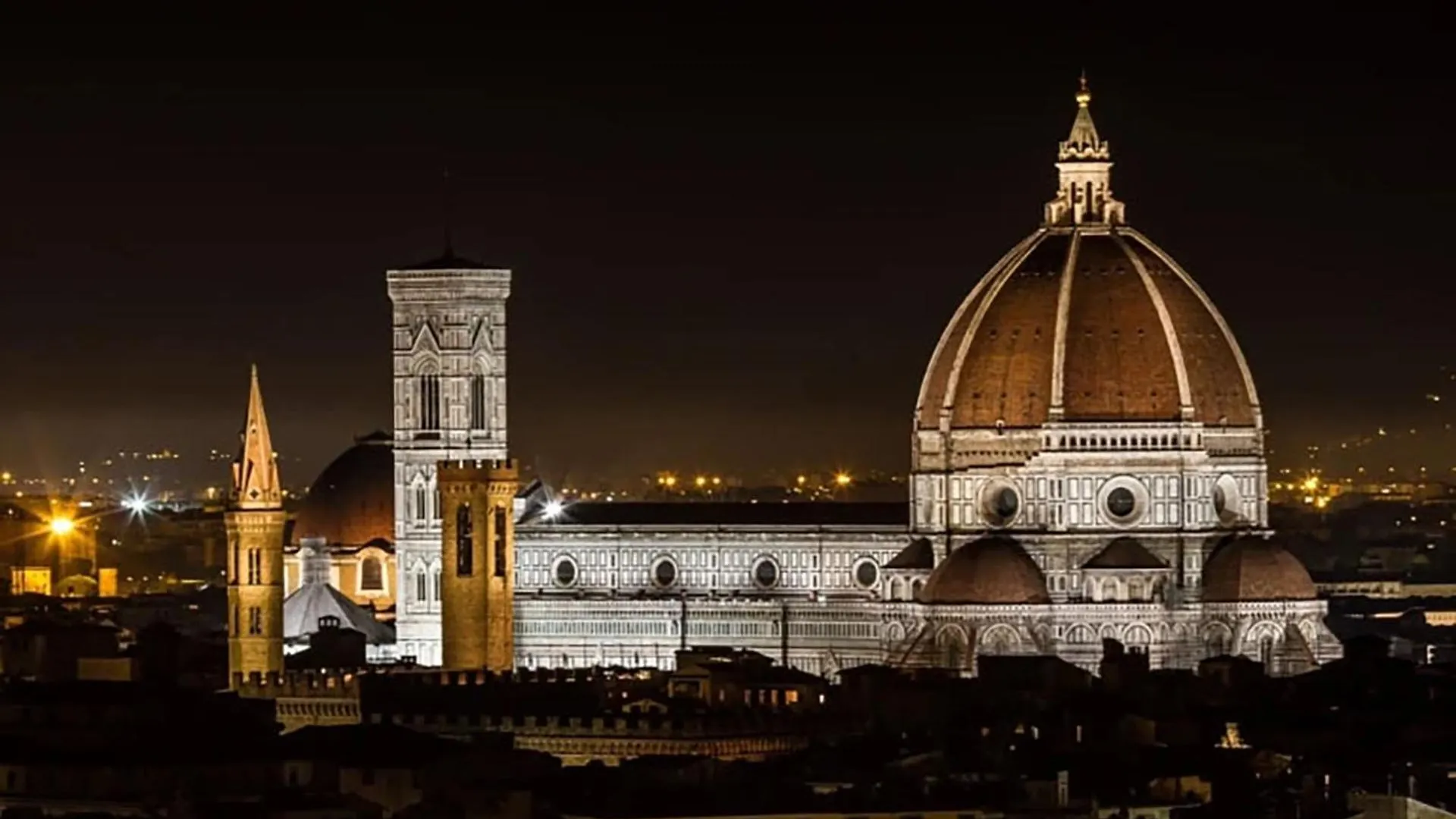 Spacious & Bright & Parking & Comfortable, Apartment In Florence With Private Parking Garage - 2 Bedrooms & 2 Bathrooms - Just Few Minutes Walking From Historic Center