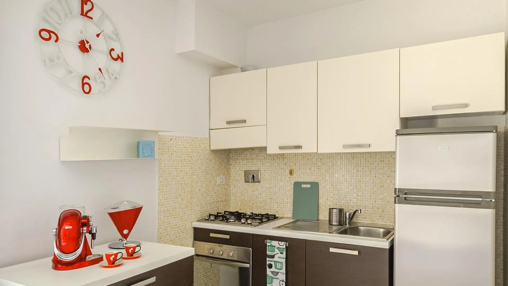 Spacious & Bright & Parking & Comfortable, Apartment In Florence With Private Parking Garage - 2 Bedrooms & 2 Bathrooms - Just Few Minutes Walking From Historic Center איטליה