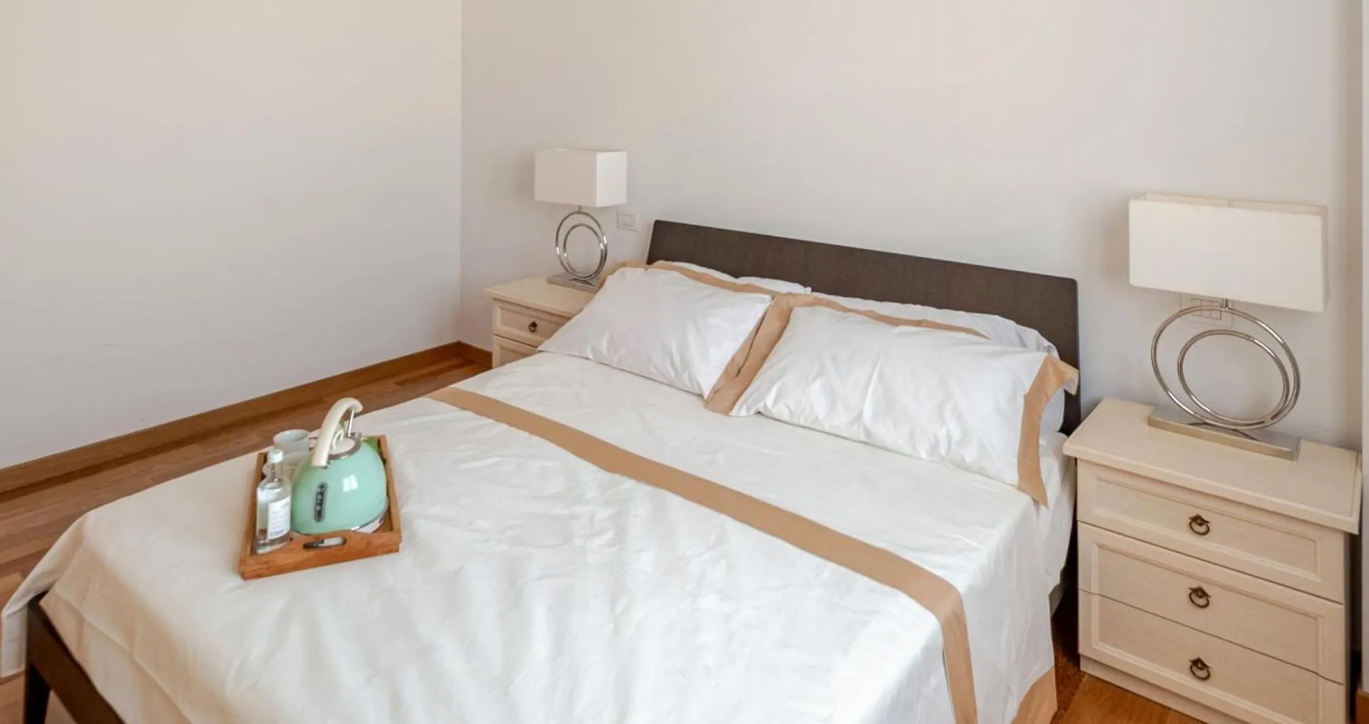 Spacious & Bright & Parking & Comfortable, Apartment In Florence With Private Parking Garage - 2 Bedrooms & 2 Bathrooms - Just Few Minutes Walking From Historic Center