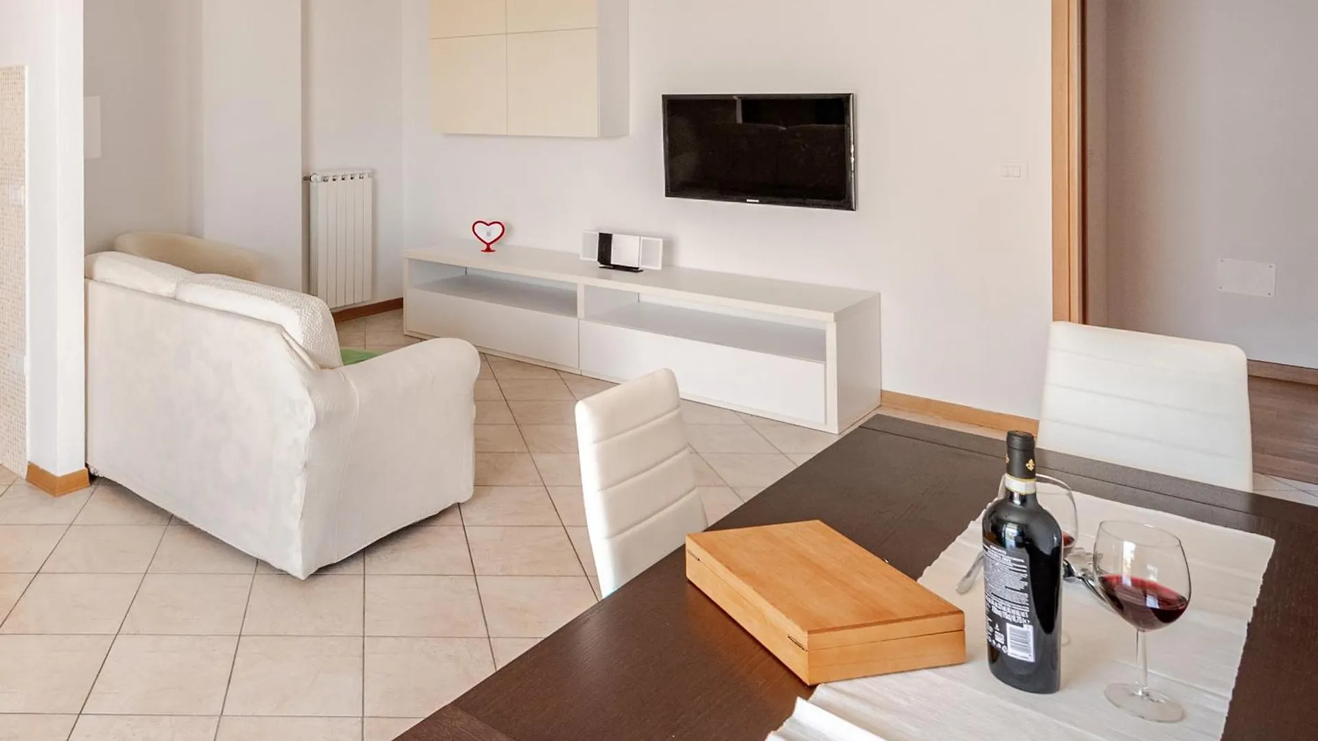 Spacious & Bright & Parking & Comfortable, Apartment In Florence With Private Parking Garage - 2 Bedrooms & 2 Bathrooms - Just Few Minutes Walking From Historic Center