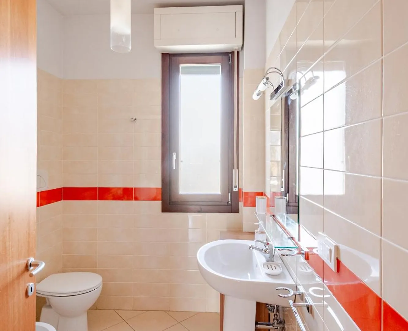 Spacious & Bright & Parking & Comfortable, Apartment In Florence With Private Parking Garage - 2 Bedrooms & 2 Bathrooms - Just Few Minutes Walking From Historic Center