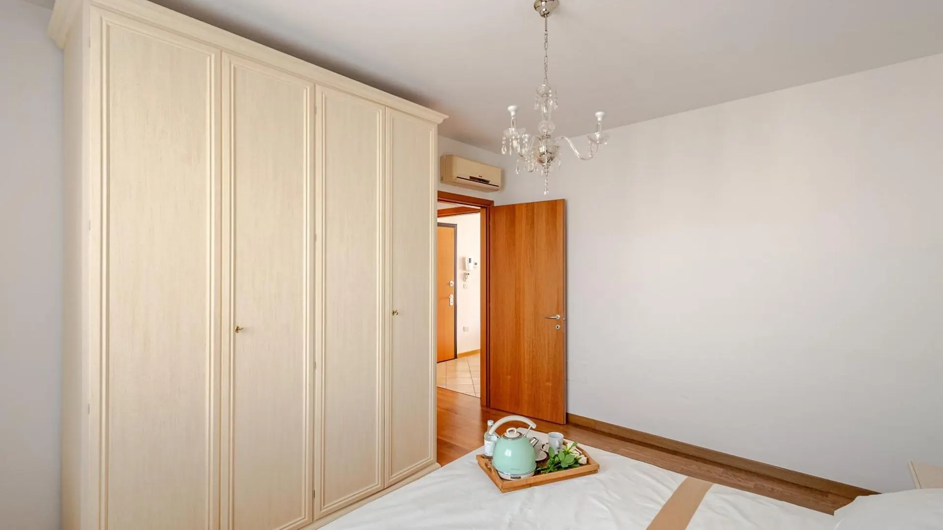 Spacious & Bright & Parking & Comfortable, Apartment In Florence With Private Parking Garage - 2 Bedrooms & 2 Bathrooms - Just Few Minutes Walking From Historic Center איטליה