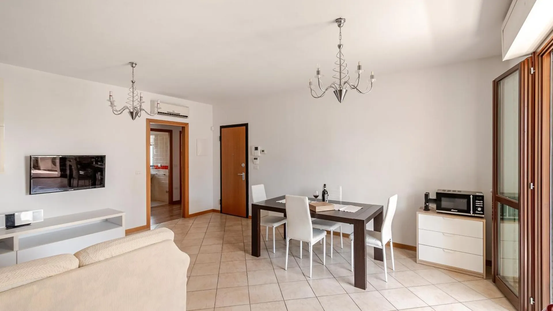 Spacious & Bright & Parking & Comfortable, Apartment In Florence With Private Parking Garage - 2 Bedrooms & 2 Bathrooms - Just Few Minutes Walking From Historic Center